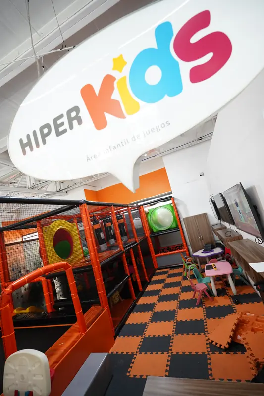 Letrero de HiperKids sobre el área infantil