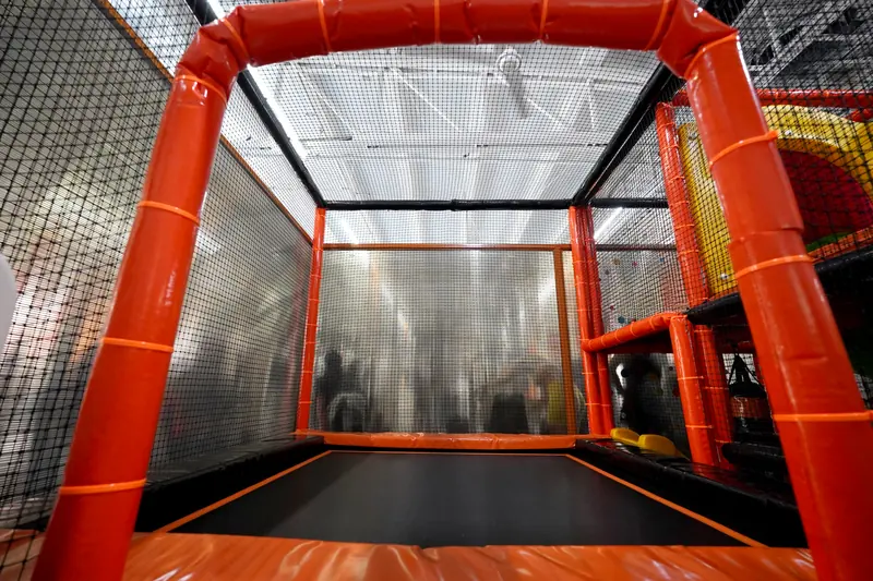Trampolín dentro de la estructura de juegos de HiperKids